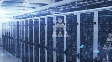 Sunucu odasında ortam simgelerinin canlandırılması. küresel iş, teknoloji ve dijital arayüz kavramı dijital olarak oluşturulmuş video.