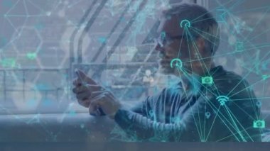 Kafkas işadamı üzerinden bağlantı ağının animasyonu. küresel bağlantılar, veri işleme ve dijital arayüz konsepti dijital olarak oluşturulmuş video.