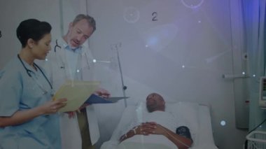 Muhtelif doktorlar ve hasta konuşmalarının veri işleme animasyonu. Küresel tıp ve dijital arayüz kavramı dijital olarak oluşturulmuş video.