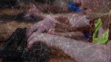 Okulda bilgisayar kullanırken gülümseyen beyaz bir kızın portresi üzerinden bağlantı ağı. Okul ve eğitim teknolojisi kavramı