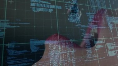 Kafkasyalı bir kadının su içtiği dudaklar üzerinde veri işleme animasyonu. Veri işleme, güzellik, makyaj ve teknoloji konsepti dijital olarak oluşturulmuş video.