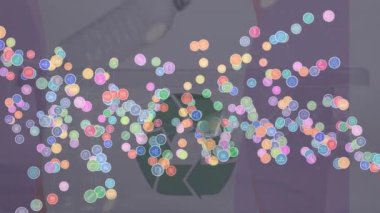 Plastik şişe ve geri dönüşüm işaretinin üzerindeki simgelerin canlandırılması. Avrupa yönetmelikleri, eko yasası, atık geri dönüşüm kavramı dijital olarak oluşturulmuş video.