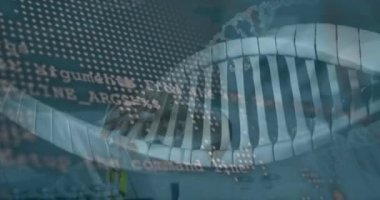 DNA iplikçiklerinin animasyonu, laboratuardaki beyaz bilim adamının üzerinde işlenen bir veri işlemesi. Küresel bilim, bağlantılar, veri işleme ve dijital arayüz kavramı dijital olarak oluşturulmuş video.