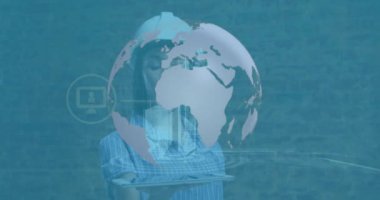 Kafkas kadın işçinin tabletle veri işleme animasyonu. Küresel iş ve dijital arayüz kavramı dijital olarak oluşturulmuş video.