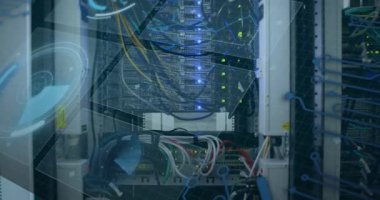 Arka plandaki bilgisayar sunucusundaki kablolar üzerinden tarama ve veri işlemenin animasyonu. küresel hesaplama, bağlantılar ve veri işleme kavramı dijital olarak oluşturulmuş video.