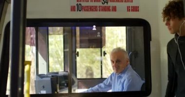 Otobüste dolaşan, kulaklık takan beyaz bir çocuğa karşı birden fazla profil ikonu. Sosyal medya ağ teknolojisi kavramı