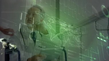 Tabletli beyaz erkek doktor üzerinde veri işleme animasyonu. Küresel tıp ve dijital arayüz kavramı dijital olarak oluşturulmuş video.
