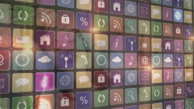 Yatakta yatan hasta kadına karşı birden fazla dijital ikon ve covid-19 hücresi. Bilgisayar arayüzü ve covid-19 salgın konsepti