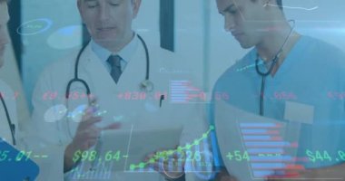 Çeşitli doktorlar üzerinde finansal veri işleme animasyonu. Küresel tıp, finans ve dijital arayüz kavramı dijital olarak oluşturulmuş video.