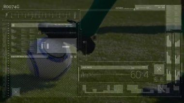 Çeşitli futbol oyuncuları üzerinde veri işleme animasyonu. Küresel spor, bilgisayar ve dijital arayüz kavramı dijital olarak oluşturulmuş video.