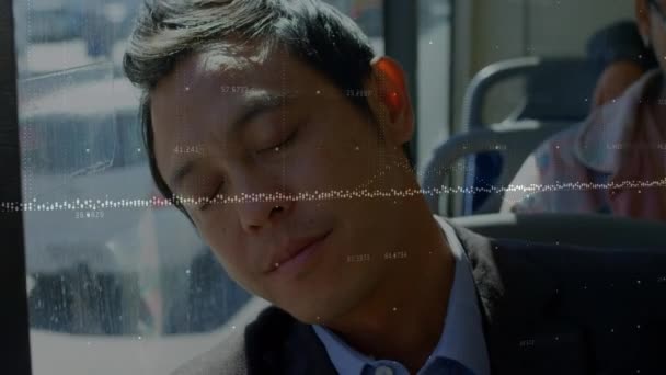 Фінансова Обробка Даних Проти Азіатського Бізнесмена Який Спить Автобусі Концепція — стокове відео