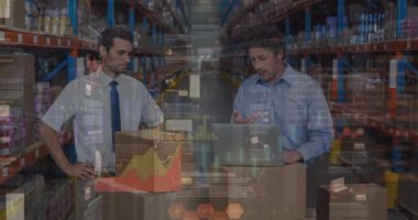 Beyaz erkek depo çalışanları üzerinde finansal grafiklerin animasyonu. iş, finans ve dağıtım hizmetleri kavramı dijital olarak oluşturulmuş video hizmetleri.