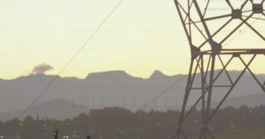 Elektrik direği ve peyzaj üzerindeki istatistik ve veri işleme animasyonları. küresel enerji, elektrik ve veri işleme kavramı dijital olarak oluşturulmuş video.