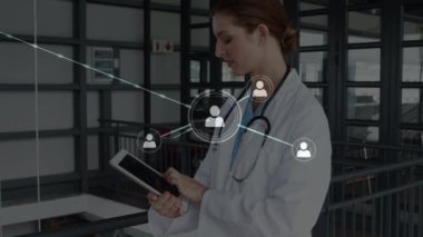 Kafkasyalı kadın doktor üzerinden bağlantı ağının animasyonu. sağlık, tıp, bağlantılar ve teknoloji konsepti dijital olarak oluşturulmuş video.