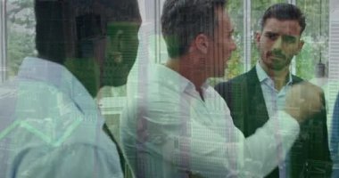 Çeşitli iş adamlarının konuşmaları üzerine veri işleme animasyonu. küresel iş ve dijital arayüz kavramı dijital olarak oluşturulmuş video.