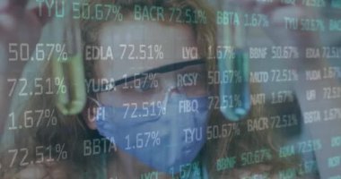 Yüz maskesi ve test tüpleriyle beyaz kız üzerinde veri işleme animasyonu. Küresel eğitim, bilim ve okul kavramı dijital olarak üretilen video.