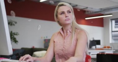 Kafkasyalı iş kadını düşüncesi üzerine Fiji metni olan ragbi toplarının animasyonu. küresel iş ve dijital arayüz kavramı dijital olarak oluşturulmuş video.