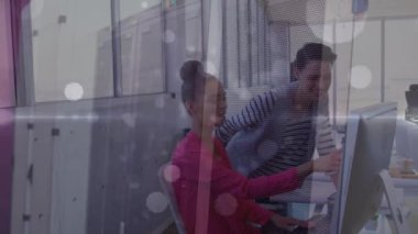 Bilgisayar kullanan çeşitli iş adamlarının veri işleme animasyonları. küresel iş ve dijital arayüz kavramı dijital olarak oluşturulmuş video.