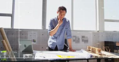 Şemalı Asyalı erkek işçinin veri işleme animasyonu. Küresel iş ve dijital arayüz kavramı dijital olarak oluşturulmuş video.