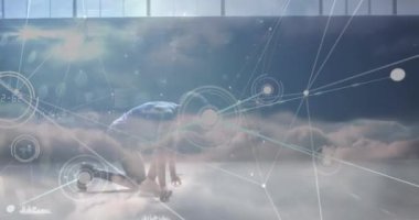 Afrikalı Amerikalı bir adamın koşması üzerine veri işleme animasyonu. Küresel iş ve dijital arayüz kavramı dijital olarak oluşturulmuş video.