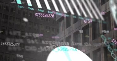 Şehir manzarası üzerinde veri işleme animasyonu. küresel iş ve dijital arayüz kavramı dijital olarak oluşturulmuş video.