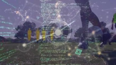 Animasyon, egzersiz yapan çeşitli erkek futbol oyuncuları üzerinde veri işleme. Küresel spor ve dijital arayüz kavramı dijital olarak oluşturulmuş video.