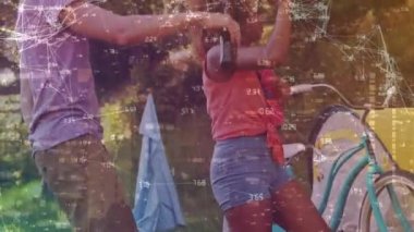 Dans eden farklı çiftler üzerindeki bağlantı ağının animasyonu. Sosyal medya ve iletişim konsepti dijital olarak oluşturulmuş video.