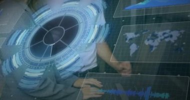 Kapsam taraması animasyonu, beyaz tenli erkek ve kadının bilgisayar sunucusunu tamir etmesi. küresel hesaplama ve veri işleme kavramı dijital olarak oluşturulmuş video.