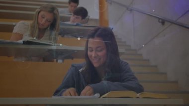 Sınıfta öğrenen çeşitli öğrencilerin veri işleme animasyonları. Küresel eğitim ve dijital arayüz kavramı dijital olarak oluşturulmuş video.