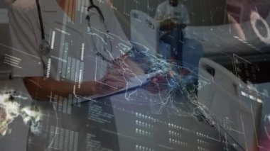 Kafkas kıdemli kadın doktorla hastanede Afrikalı Amerikalı bir çocukla konuşurken veri işleme. Tıbbi sağlık ve teknoloji konsepti