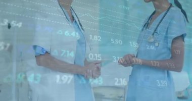 Çeşitli doktorlar üzerinde finansal veri işleme animasyonu. Küresel tıp, finans ve dijital arayüz kavramı dijital olarak oluşturulmuş video.