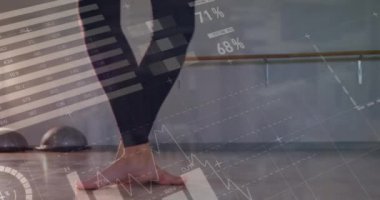 Beyaz kadın dansçı üzerinde veri işleme animasyonu. Küresel spor ve dijital arayüz kavramı dijital olarak oluşturulmuş video.