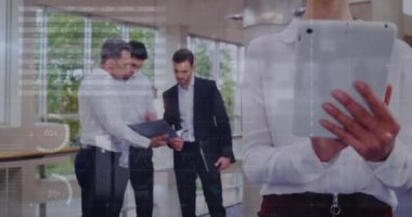 Çeşitli iş adamlarının konuşmaları üzerine veri işleme animasyonu. küresel iş ve dijital arayüz kavramı dijital olarak oluşturulmuş video.