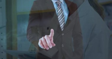 Kafkas kadın doktor üzerinde tabletle veri işleme animasyonu. Küresel tıp ve dijital arayüz kavramı dijital olarak oluşturulmuş video.