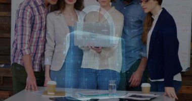 Mutlu kadın ve erkek iş arkadaşları üzerine dijital asma kilit animasyonu. İş, veri işleme, güvenlik, bağlantılar ve teknoloji konsepti dijital olarak oluşturulmuş video.