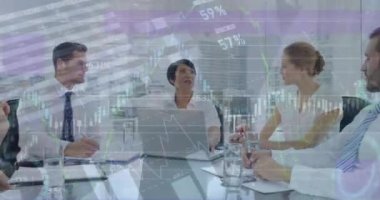 Toplantıda çeşitli iş adamlarının veri işleme animasyonları. küresel iş ve dijital arayüz kavramı dijital olarak oluşturulmuş video.