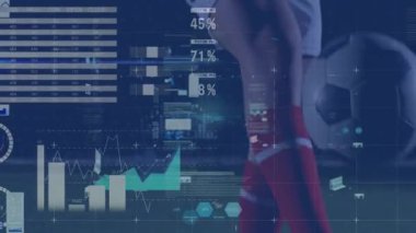Beyazlı erkek futbolcu üzerinden veri işleme animasyonu. Küresel spor ve dijital arayüz kavramı dijital olarak oluşturulmuş video.