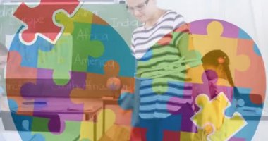 Kafkasyalı kadın ve çeşitli çocukların oyun oynaması üzerine renkli bulmacadan yapılmış kalp animasyonu. Otizm farkındalık ayı ve çocuk sağlığı konsepti dijital olarak oluşturulmuş video.