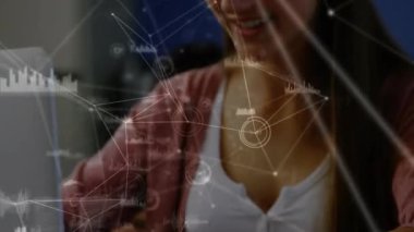 Bilgisayarı kullanarak beyaz bir kız öğrenciyle bağlantı ağının animasyonu. Dijital olarak oluşturulan öğrenim ve eğitim konsepti.