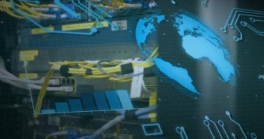 Arka plandaki bilgisayar sunucusundaki kablolar üzerinden dönen ve veri işleme animasyonu. küresel hesaplama, bağlantılar ve veri işleme kavramı dijital olarak oluşturulmuş video.