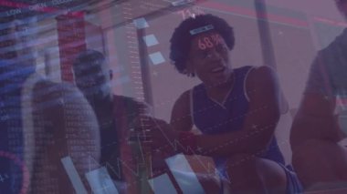 Çeşitli sporcuların konuşmaları üzerine veri işleme animasyonu. Küresel spor ve dijital arayüz kavramı dijital olarak oluşturulmuş video.