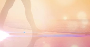 Plajdaki beyaz kadın üzerinde ışık lekeleri. Küresel iş ve dijital arayüz kavramı dijital olarak oluşturulmuş video.