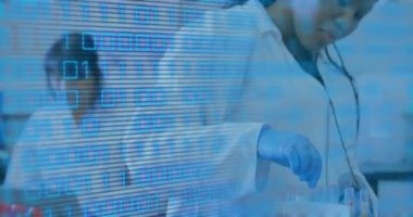 Test tüpleriyle Afro-Amerikan kadın doktor üzerinde veri işleme animasyonu. Küresel tıp ve dijital arayüz kavramı dijital olarak oluşturulmuş video.