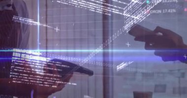 Ödeme terminali kullanan insanların dijital veri işlemlerinin animasyonu. Küresel finans, bağlantılar, veri işleme ve dijital arayüz kavramı dijital olarak oluşturulmuş video.