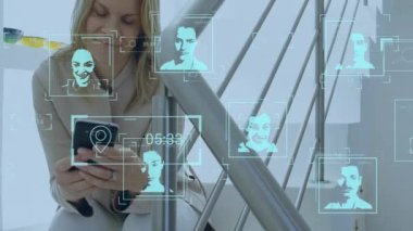 Akıllı telefon kullanan beyaz kadınlar üzerindeki dijital arayüzün animasyonu. Dijital olarak oluşturulan küresel sosyal medya, ağ oluşturma ve iletişim konsepti.