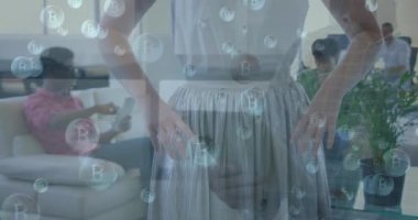 Ofisteki Kafkasyalı mutlu iş kadınının üzerinde yüzen bitcoin animasyonları. İş, finans ve ofis konsepti dijital olarak üretilen video.