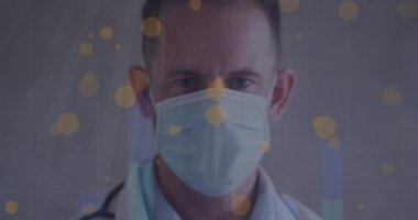 Yüz maskesi takan beyaz erkek doktor üzerinde veri işleme animasyonu. Küresel tıp ve dijital arayüz kavramı dijital olarak oluşturulmuş video.