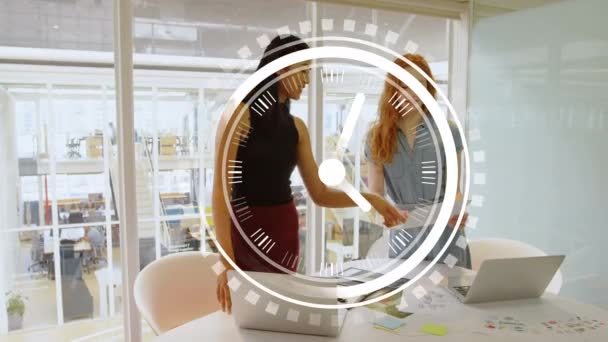 在办公室里不同的女性同事之间穿梭的时钟动画 经济和时间概念数码视频 — 图库视频影像