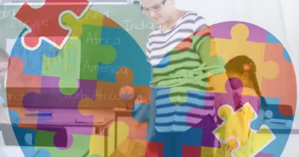 白人女性と多様な子供たちが遊ぶ上でカラフルなパズルで作られた心のアニメーション 自閉症の認知月と子供の健康の概念は デジタルで生成されたビデオ — ストック動画