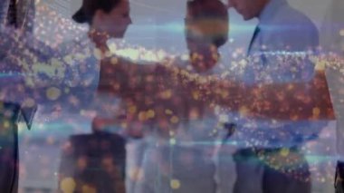 Beyaz iş adamlarının toplantı sırasında el sıkışması üzerine finansal grafiklerin animasyonu. Küresel iş, işbirliği, finans, ekonomi ve teknoloji konsepti dijital olarak oluşturulmuş video.